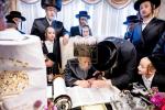 חגיגת הכנסת ספר תורה אריינגעגעבן צום ביהמ"ד הגדול אין קרית יואל דורך הרה"ח ר' אברהם מאיר יעקב פאלאטשעק הי"ו מיט די בהשתתפות כ"ק אדמו"ר מסאטמאר שליט"א.