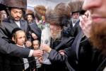 חגיגת הכנסת ספר תורה אריינגעגעבן צום ביהמ"ד הגדול אין קרית יואל דורך הרה"ח ר' אברהם מאיר יעקב פאלאטשעק הי"ו מיט די בהשתתפות כ"ק אדמו"ר מסאטמאר שליט"א.