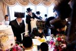 חגיגת הכנסת ספר תורה אריינגעגעבן צום ביהמ"ד הגדול אין קרית יואל דורך הרה"ח ר' אברהם מאיר יעקב פאלאטשעק הי"ו מיט די בהשתתפות כ"ק אדמו"ר מסאטמאר שליט"א.
