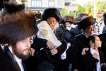 חגיגת הכנסת ספר תורה אריינגעגעבן צום ביהמ"ד הגדול אין קרית יואל דורך הרה"ח ר' אברהם מאיר יעקב פאלאטשעק הי"ו מיט די בהשתתפות כ"ק אדמו"ר מסאטמאר שליט"א.