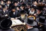 חגיגת הכנסת ספר תורה אריינגעגעבן צום ביהמ"ד הגדול אין קרית יואל דורך הרה"ח ר' אברהם מאיר יעקב פאלאטשעק הי"ו מיט די בהשתתפות כ"ק אדמו"ר מסאטמאר שליט"א.