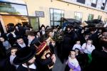 חגיגת הכנסת ספר תורה אריינגעגעבן צום ביהמ"ד הגדול אין קרית יואל דורך הרה"ח ר' אברהם מאיר יעקב פאלאטשעק הי"ו מיט די בהשתתפות כ"ק אדמו"ר מסאטמאר שליט"א.