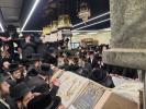 כ"ק אדמו"ר מסאטמאר שליט"א ביים ארויף גיין צום ציון ביומא דהילולא קדישא פון הרה"ק מסאטמאר זי"ע.