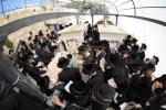 יארצייט פון בעל תפארת אהרן שומרי אמונים זצ"ל ביי כ"ק אדמו"ר משומרי אמונים שליט"א.