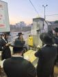 האדמ"ר מיאלען שליט"א ווערט באמערקט דורך 'א בליק' מתפלל זיין ביים ציון פונעם הייליגן חזון איש.