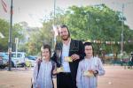א הערליכע שפיל פארגעקומען אין ארץ ישראל לכבוד בין הזמנים מיט די באטייליגונג פון בארימטע אקטיארן מיטן נאמען 'שילדיג'.