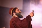 א הערליכע שפיל פארגעקומען אין ארץ ישראל לכבוד בין הזמנים מיט די באטייליגונג פון בארימטע אקטיארן מיטן נאמען 'שילדיג'.