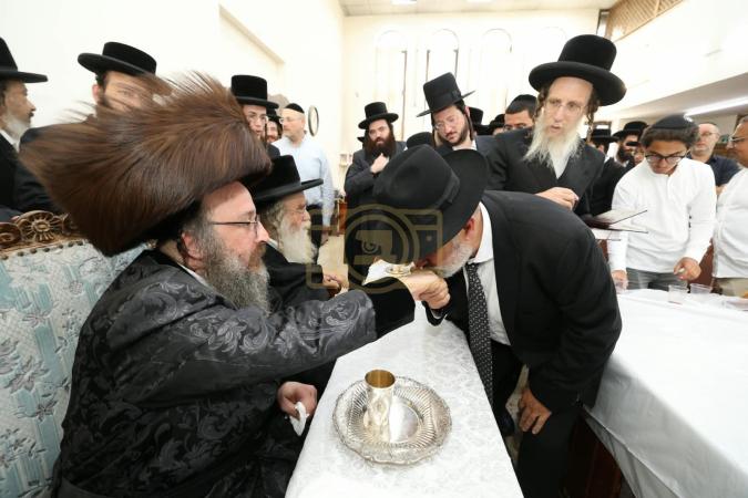 שמחת הברית בחצר קודש ביאלא בית שמש.

היינט פארגעקו