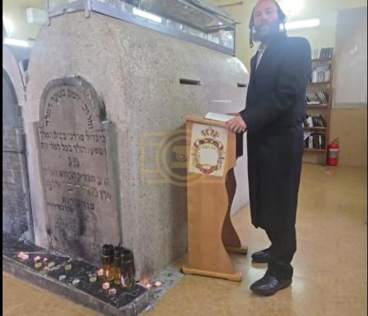 עסקן דאנקט דעם אייבערשטער נאכן ווערן געהאלפן ביים 