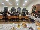 אבד"ק סיגוט שליט"א ביים סעודת הילולא פון כ"ק הרה"ק ייטב לב זי"ע אין קרית ויואל משה מאנסטיסעלאו.
