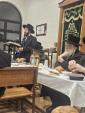 אבד"ק סיגוט שליט"א ביים סעודת הילולא פון כ"ק הרה"ק ייטב לב זי"ע אין קרית ויואל משה מאנסטיסעלאו.