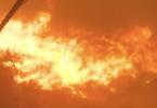 Main image for פלאמען רוקן זיך נענטער: שווערע מאשינערי קעמפט מיט א וואלדפייער נעבן רינאו.