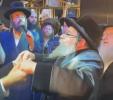 כ"ק אדמו"ר מסקולען ירושלים שליט"א באשיינט די חתונה פונעם זון פון באקאנטן חב"ד נגיד אלי שלוסברג