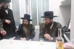 כ"ק אדמו"ר מאמשינאוו ארה"ב שליט"א וועלכע האלט זיך אויף אין די יעצטיגע זומער וואכן אין ארה"ק אויף א באזוך אין די אפיסעס פון מרכז "עזרה ויעוץ" .