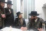 כ"ק אדמו"ר מאמשינאוו ארה"ב שליט"א וועלכע האלט זיך אויף אין די יעצטיגע זומער וואכן אין ארה"ק אויף א באזוך אין די אפיסעס פון מרכז "עזרה ויעוץ" .