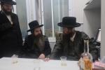 כ"ק אדמו"ר מאמשינאוו ארה"ב שליט"א וועלכע האלט זיך אויף אין די יעצטיגע זומער וואכן אין ארה"ק אויף א באזוך אין די אפיסעס פון מרכז "עזרה ויעוץ" .