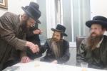 כ"ק אדמו"ר מאמשינאוו ארה"ב שליט"א וועלכע האלט זיך אויף אין די יעצטיגע זומער וואכן אין ארה"ק אויף א באזוך אין די אפיסעס פון מרכז "עזרה ויעוץ" .