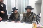 כ"ק אדמו"ר מאמשינאוו ארה"ב שליט"א וועלכע האלט זיך אויף אין די יעצטיגע זומער וואכן אין ארה"ק אויף א באזוך אין די אפיסעס פון מרכז "עזרה ויעוץ" .