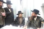 כ"ק אדמו"ר מאמשינאוו ארה"ב שליט"א וועלכע האלט זיך אויף אין די יעצטיגע זומער וואכן אין ארה"ק אויף א באזוך אין די אפיסעס פון מרכז "עזרה ויעוץ" .