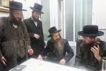 כ"ק אדמו"ר מאמשינאוו ארה"ב שליט"א וועלכע האלט זיך אויף אין די יעצטיגע זומער וואכן אין ארה"ק אויף א באזוך אין די אפיסעס פון מרכז "עזרה ויעוץ" .