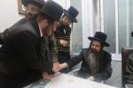 כ"ק אדמו"ר מאמשינאוו ארה"ב שליט"א וועלכע האלט זיך אויף אין די יעצטיגע זומער וואכן אין ארה"ק אויף א באזוך אין די אפיסעס פון מרכז "עזרה ויעוץ" .