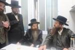 כ"ק אדמו"ר מאמשינאוו ארה"ב שליט"א וועלכע האלט זיך אויף אין די יעצטיגע זומער וואכן אין ארה"ק אויף א באזוך אין די אפיסעס פון מרכז "עזרה ויעוץ" .