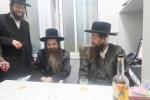 כ"ק אדמו"ר מאמשינאוו ארה"ב שליט"א וועלכע האלט זיך אויף אין די יעצטיגע זומער וואכן אין ארה"ק אויף א באזוך אין די אפיסעס פון מרכז "עזרה ויעוץ" .