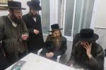 כ"ק אדמו"ר מאמשינאוו ארה"ב שליט"א וועלכע האלט זיך אויף אין די יעצטיגע זומער וואכן אין ארה"ק אויף א באזוך אין די אפיסעס פון מרכז "עזרה ויעוץ" .