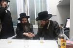 כ"ק אדמו"ר מאמשינאוו ארה"ב שליט"א וועלכע האלט זיך אויף אין די יעצטיגע זומער וואכן אין ארה"ק אויף א באזוך אין די אפיסעס פון מרכז "עזרה ויעוץ" .