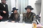 כ"ק אדמו"ר מאמשינאוו ארה"ב שליט"א וועלכע האלט זיך אויף אין די יעצטיגע זומער וואכן אין ארה"ק אויף א באזוך אין די אפיסעס פון מרכז "עזרה ויעוץ" .