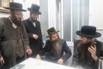 כ"ק אדמו"ר מאמשינאוו ארה"ב שליט"א וועלכע האלט זיך אויף אין די יעצטיגע זומער וואכן אין ארה"ק אויף א באזוך אין די אפיסעס פון מרכז "עזרה ויעוץ" .