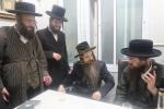 כ"ק אדמו"ר מאמשינאוו ארה"ב שליט"א וועלכע האלט זיך אויף אין די יעצטיגע זומער וואכן אין ארה"ק אויף א באזוך אין די אפיסעס פון מרכז "עזרה ויעוץ" .