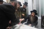 כ"ק אדמו"ר מאמשינאוו ארה"ב שליט"א וועלכע האלט זיך אויף אין די יעצטיגע זומער וואכן אין ארה"ק אויף א באזוך אין די אפיסעס פון מרכז "עזרה ויעוץ" .