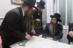 כ"ק אדמו"ר מאמשינאוו ארה"ב שליט"א וועלכע האלט זיך אויף אין די יעצטיגע זומער וואכן אין ארה"ק אויף א באזוך אין די אפיסעס פון מרכז "עזרה ויעוץ" .