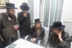 כ"ק אדמו"ר מאמשינאוו ארה"ב שליט"א וועלכע האלט זיך אויף אין די יעצטיגע זומער וואכן אין ארה"ק אויף א באזוך אין די אפיסעס פון מרכז "עזרה ויעוץ" .