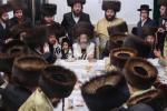 ערהאבן בילד פון האחים אדמורי"ם לבית קרעטשניף ביי שלש סעודות ווי שוין ברייט באריכטעט.