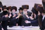 Main image for בילדער גאלעריע פון כ"ק מרן אדמו"ר משאץ ויזניץ שליט"א  ביים מאכן קידוש לבנה און הבדלה.