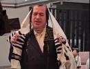 יואלי לאנדא ווערט באמערקט דורך 'א בליק' אין א אש להבה'דיגע פלאם אינמיטן דאווענען היינט.