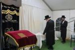 כ"ק אדמו"ר מנדבורנה שליט"א אויף א געהויבענעם באזוך אין זיין בית מדרש אין רמת בית שמש ד' פאר קבלת קהל.