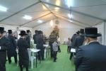 כ"ק אדמו"ר מנדבורנה שליט"א אויף א געהויבענעם באזוך אין זיין בית מדרש אין רמת בית שמש ד' פאר קבלת קהל.