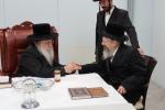 כ"ק אדמו"ר מנדבורנה שליט"א אויף א געהויבענעם באזוך אין זיין בית מדרש אין רמת בית שמש ד' פאר קבלת קהל.