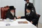 כ"ק אדמו"ר מנדבורנה שליט"א אויף א געהויבענעם באזוך אין זיין בית מדרש אין רמת בית שמש ד' פאר קבלת קהל.