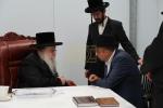 כ"ק אדמו"ר מנדבורנה שליט"א אויף א געהויבענעם באזוך אין זיין בית מדרש אין רמת בית שמש ד' פאר קבלת קהל.