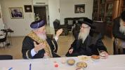 כ"ק אדמו"ר מצאנז קלויזענבורג שליט"א ביי א באזוך ביי זיין צייטווייליגן שכן, דעם ראשון לציון הרב שלמה משה עמאר שליט"א.