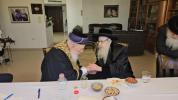 כ"ק אדמו"ר מצאנז קלויזענבורג שליט"א ביי א באזוך ביי זיין צייטווייליגן שכן, דעם ראשון לציון הרב שלמה משה עמאר שליט"א.