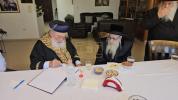 כ"ק אדמו"ר מצאנז קלויזענבורג שליט"א ביי א באזוך ביי זיין צייטווייליגן שכן, דעם ראשון לציון הרב שלמה משה עמאר שליט"א.