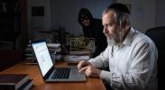 Main image for סקעמערס ווערן קלוגער: זיי ניצן נייע שפיצלעך צו נארן מענטשן צו עפענען שעדליכע דאקומענטן
