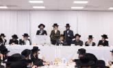 יארצייט טיש פון כ"ק אדמו"ר מקרעטשניף סיגעט זצ"ל ביי בנו כ"ק אדמו"ר מקרעטשניף סיגעט שליט"א פון וויליאמסבורג