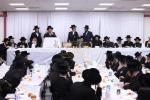 יארצייט טיש פון כ"ק אדמו"ר מקרעטשניף סיגעט זצ"ל ביי בנו כ"ק אדמו"ר מקרעטשניף סיגעט שליט"א פון וויליאמסבורג