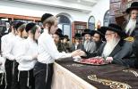בילדער גאלעריע פון קבלת קהל ביי כ"ק אדמו"ר מצאנז שליט"א איבער גאנץ ארץ ישראל לרגל די ימי הרחמים והרצון.